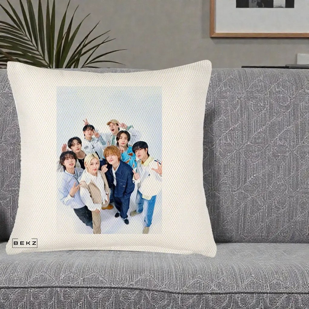 Perna Personalizata K-pop Stray Kids Foto Grup Alb cu 8 Membrii de Sus, 40x40 cm, Crem Reliefat, Husa Detasabila, Perna Inclusa, BEKZ®