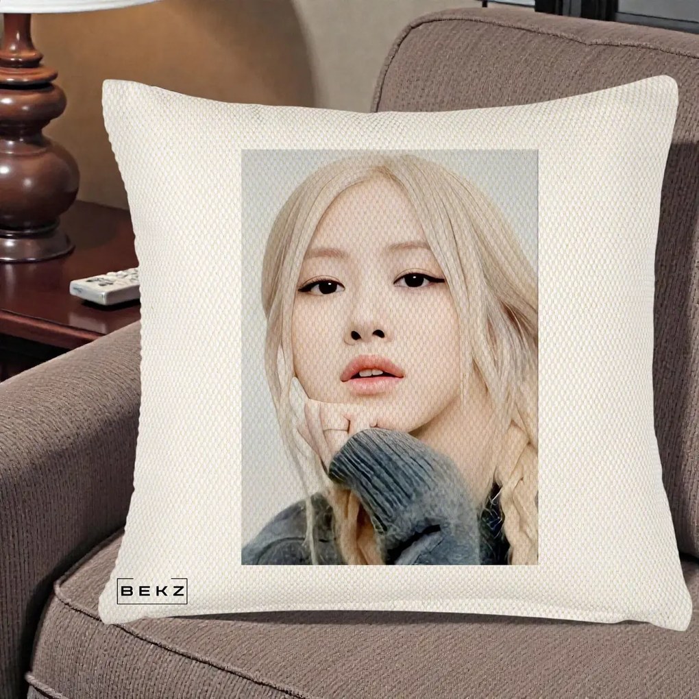 Perna Personalizata K-pop BLACKPINK Rose cu Jucarie de Plus, 40x40 cm, Crem Reliefat, Husa Detasabila, Perna Inclusa, BEKZ®