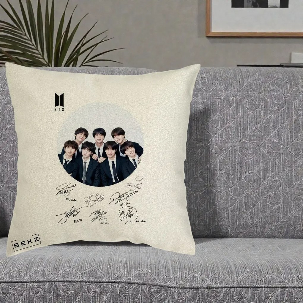 Perna Personalizata K-pop BTS Fotografie Grup Costum Negru si Autografe Cerc, 40x40 cm, Ecru, Husa Detasabila, Perna Inclusa, BEKZ®