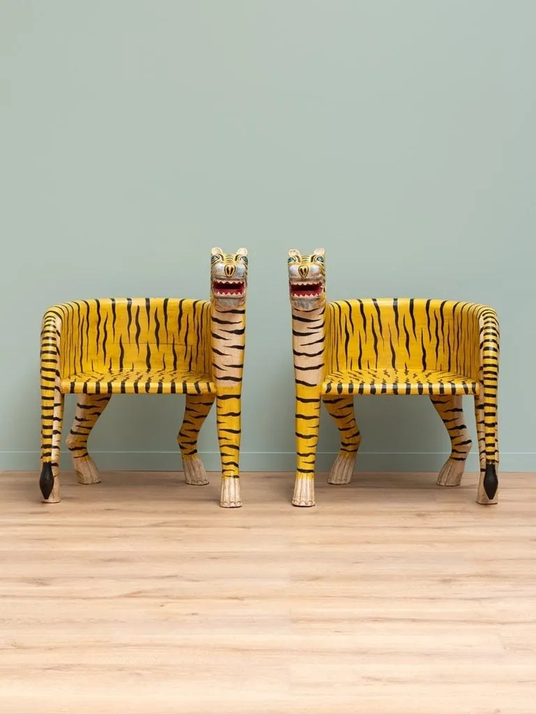 Fotoliu sculptural din lemn de mango în formă de tigru, orientare dreapta, „Tiger”