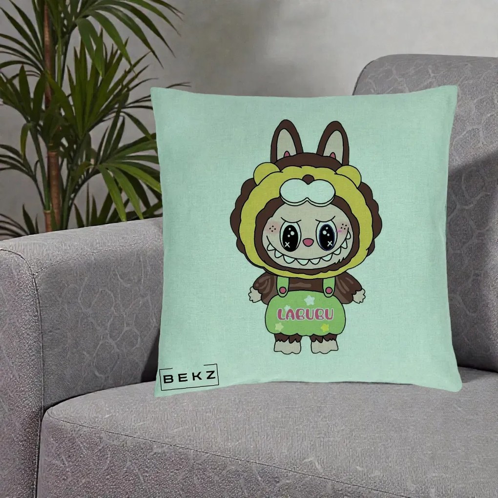 Perna Personalizata Labubu Leu Galben cu Salopeta, 40x40 cm, Verde Menta, Husa Detasabila, Perna Inclusa, BEKZ®