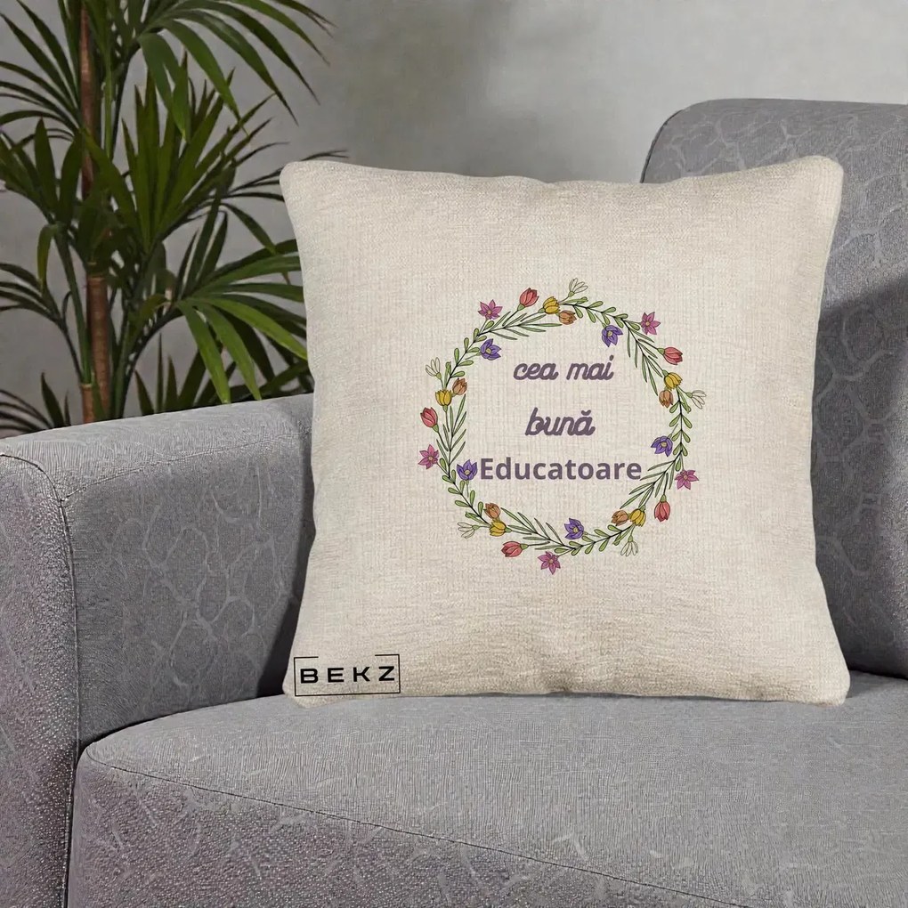Cadou pentru Educatoare - Perna Personalizata Cea mai Buna Educatoare cu Coronita Florala Colorata, 40x40 cm, Bej Canapea, Husa Detasabila, Perna Inclusa, BEKZ®