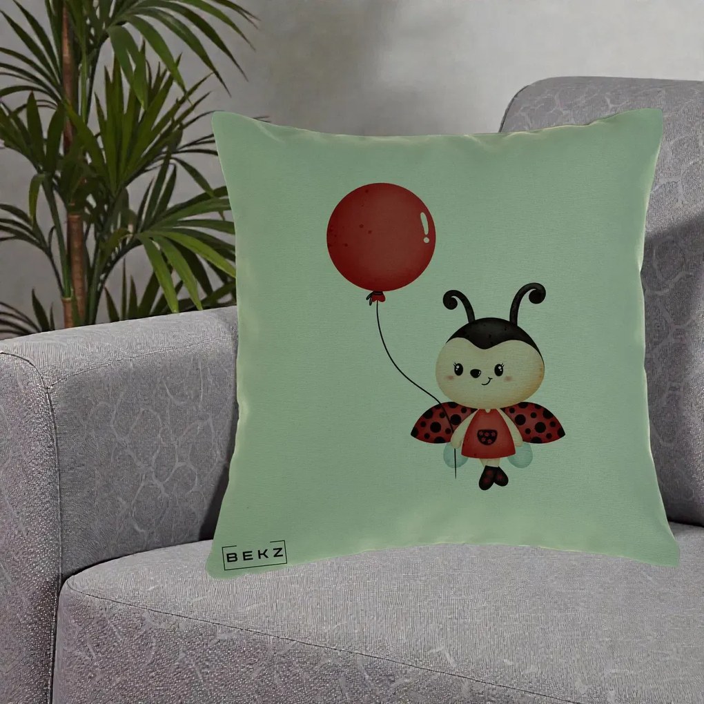 Perna Decorativa Buburuza cu Balon Rosu, 40x40 cm, Verde, Husa Detasabila, Perna Inclusa, BEKZ®