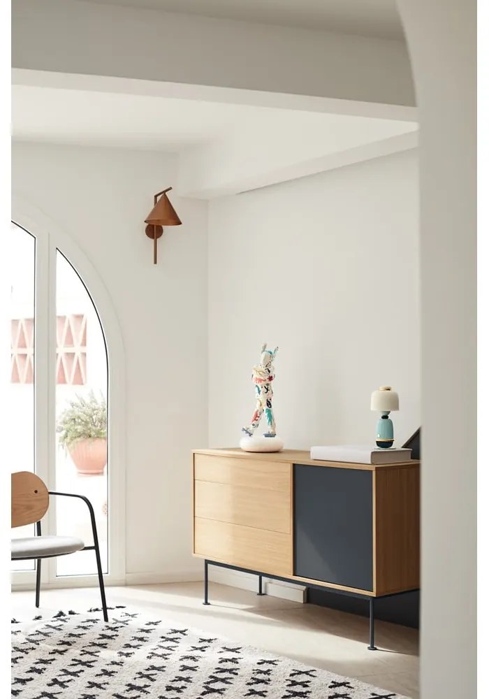 Comodă cu aspect de lemn de stejar Teulat Yoko, lățime 128 cm, gri antracit