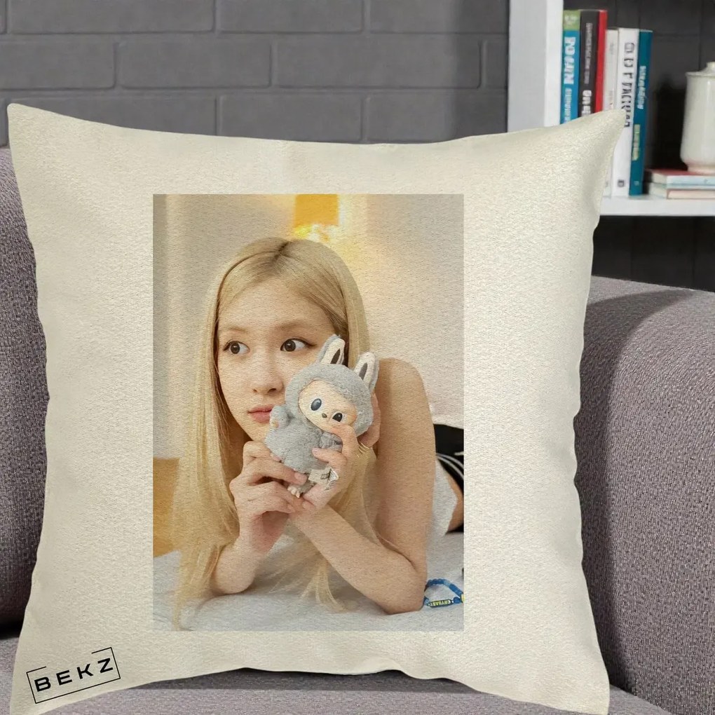 Perna Personalizata K-pop BLACKPINK Rose cu Papusa Iepure, 40x40 cm, Ecru, Husa Detasabila, Perna Inclusa, BEKZ®