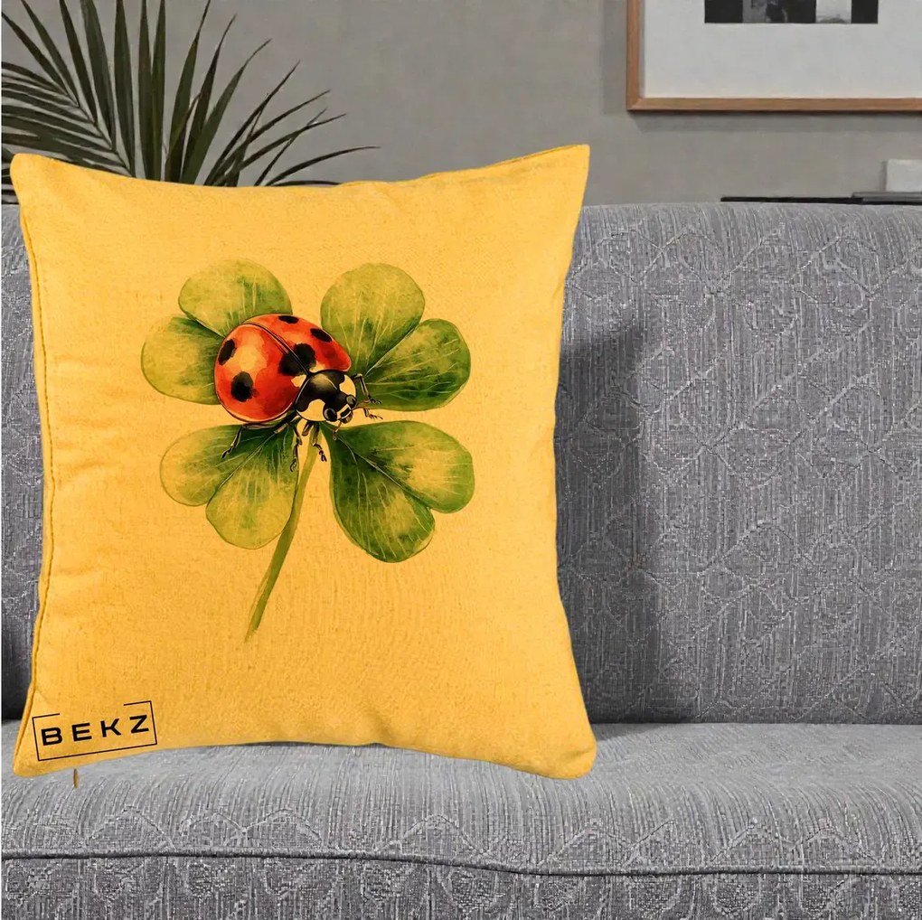 Perna Decorativa Buburuza Norocoasa pe Trifoi cu Patru Foi, 40x40 cm, Galben, Husa Detasabila, Perna Inclusa, BEKZ®