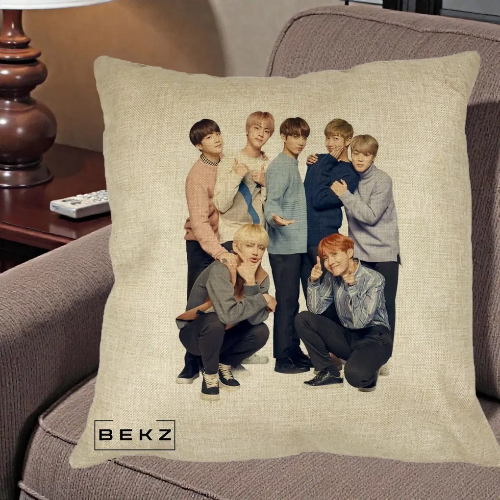 Perna Personalizata K-pop BTS Foto Grup In Picioare Tricoturi, 40x40 cm, Crem, Husa Detasabila, Perna Inclusa, BEKZ®