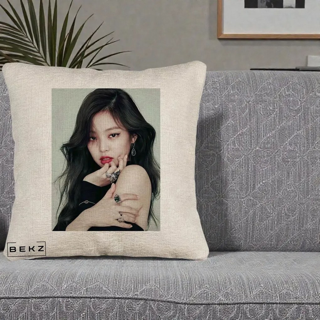 Perna Personalizata K-pop BLACKPINK Jennie Editorial Negru cu Inele, 40x40 cm, Bej Canapea, Husa Detasabila, Perna Inclusa, BEKZ®