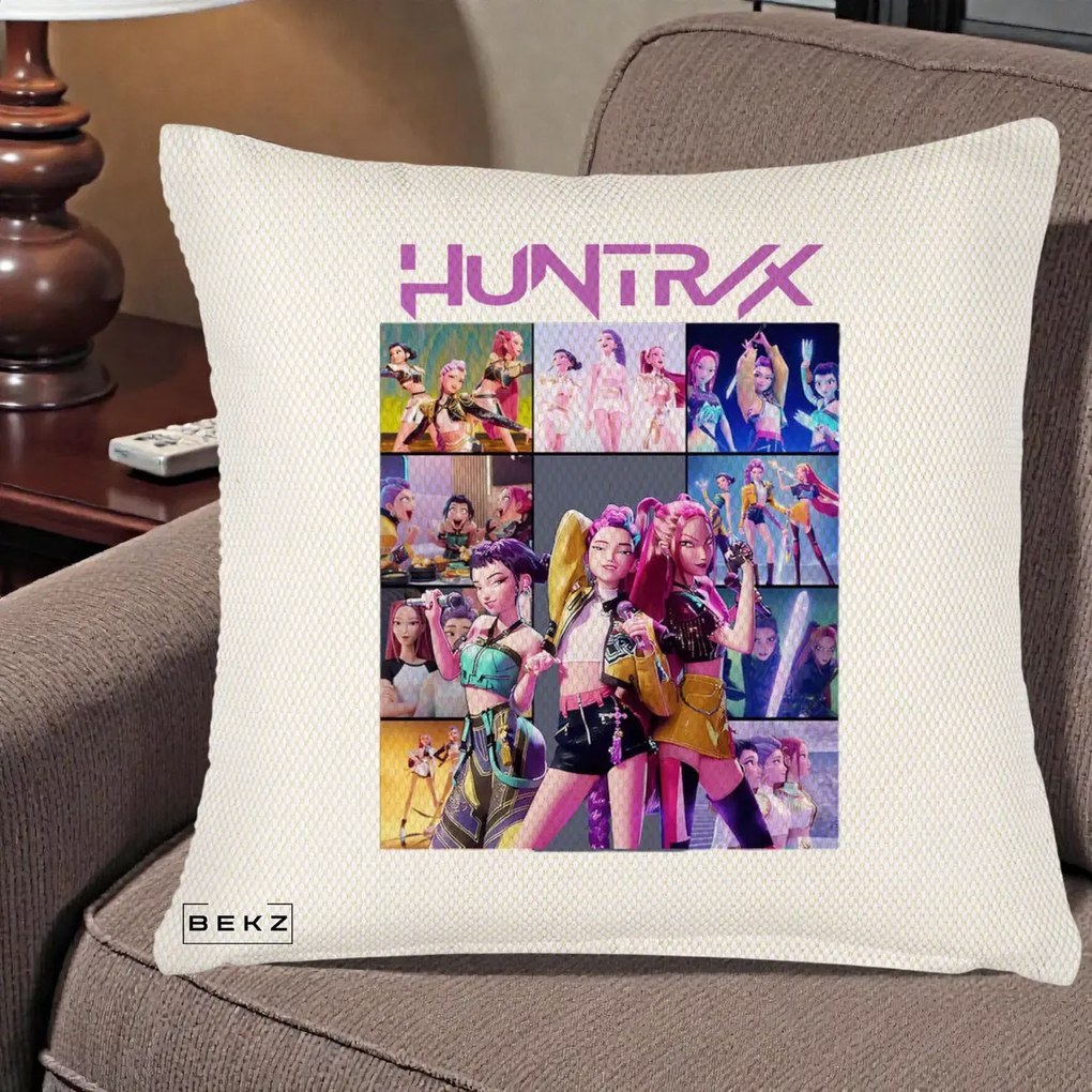 Perna Personalizata K-pop HUNTRX Colaj Animat Foto Grup, 40x40 cm, Crem Reliefat, Husa Detasabila, Perna Inclusa, BEKZ®