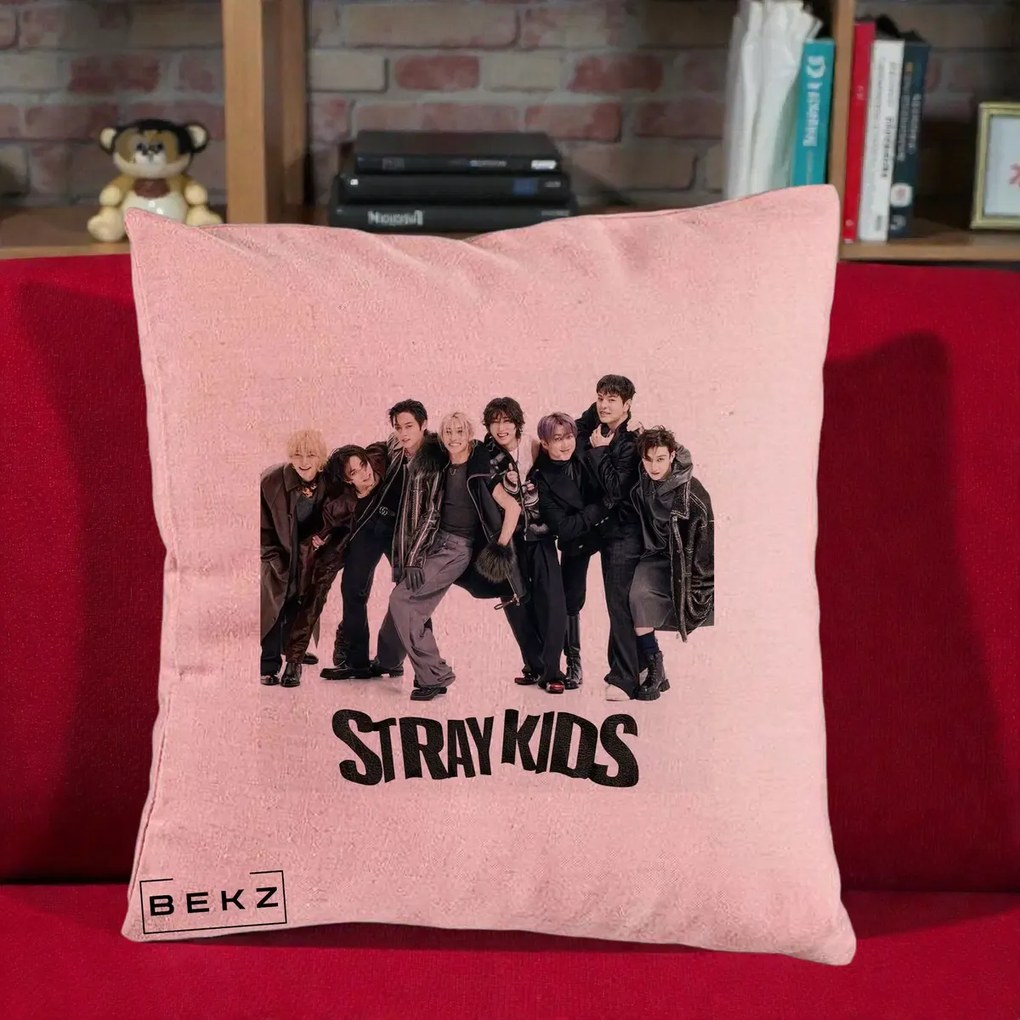 Perna Personalizata K-pop Stray Kids Outfit Negru, 40x40 cm, Roz, Husa Detasabila, Perna Inclusa, BEKZ®