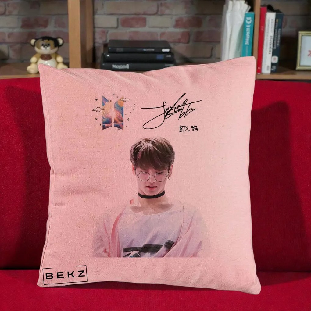 Perna Personalizata K-pop BTS Jungkook Portret cu Ochelari Autograf, 40x40 cm, Roz, Husa Detasabila, Perna Inclusa, BEKZ®
