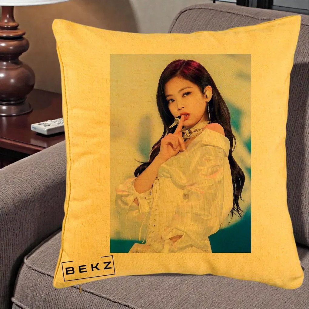 Perna Personalizata K-pop BLACKPINK Jennie Concert Alb cu Microfon, 40x40 cm, Galben, Husa Detasabila, Perna Inclusa, BEKZ®