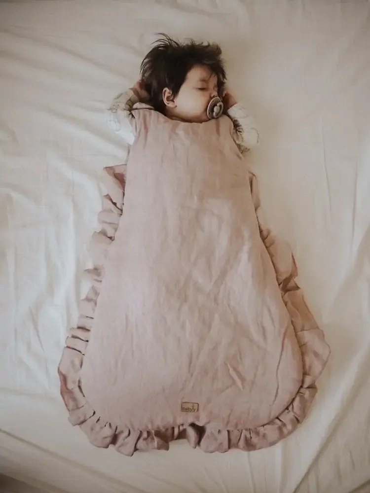 Sac de dormit pana la 9 luni, In Bej cu volanase by BabyLy cu umplutura antialergica BabySoft  , marimea S, 2 TOG pe tot parcursul anului