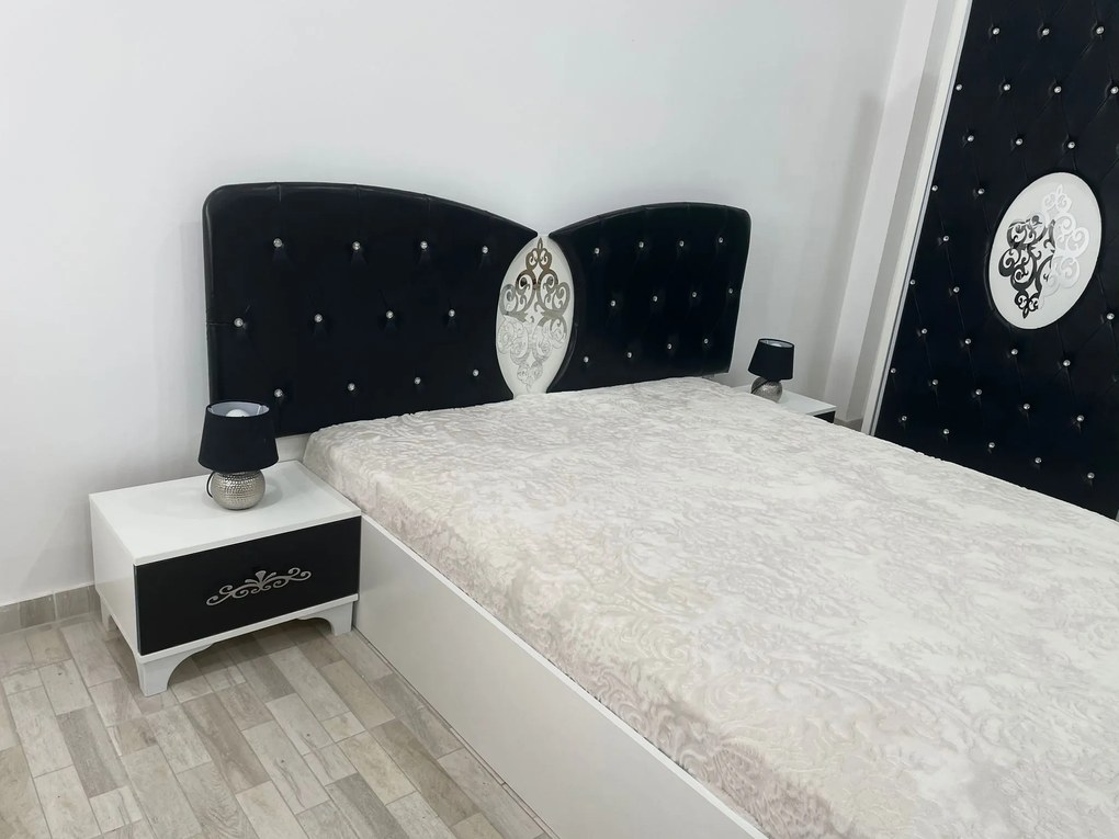 Dormitor Viena, culoare alb / negru, cu pat tapitat 160 x 200 cm, dulap cu 2 usi, comoda cu oglinda, 2 noptiere si saltea