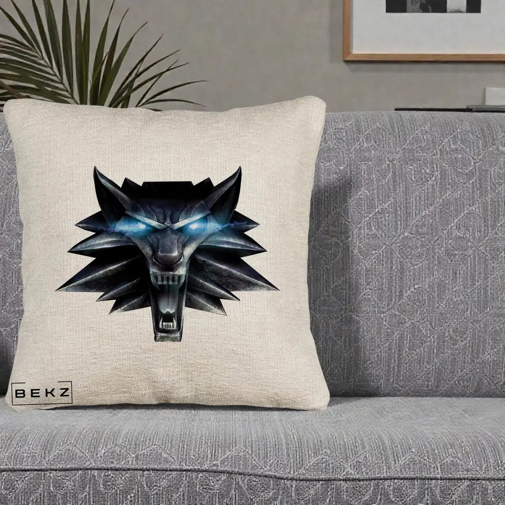 Perna Decorativa The Witcher Wolf Head, 40x40 cm, Bej Canapea, Husa Detasabila, Perna Inclusa, BEKZ®