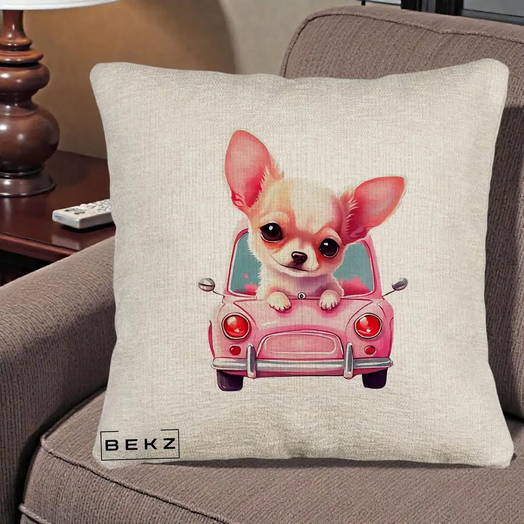 Perna Decorativa Chihuahua Roz in Masinuta, 40x40 cm, Bej Canapea, Husa Detasabila, Perna Inclusa, BEKZ®