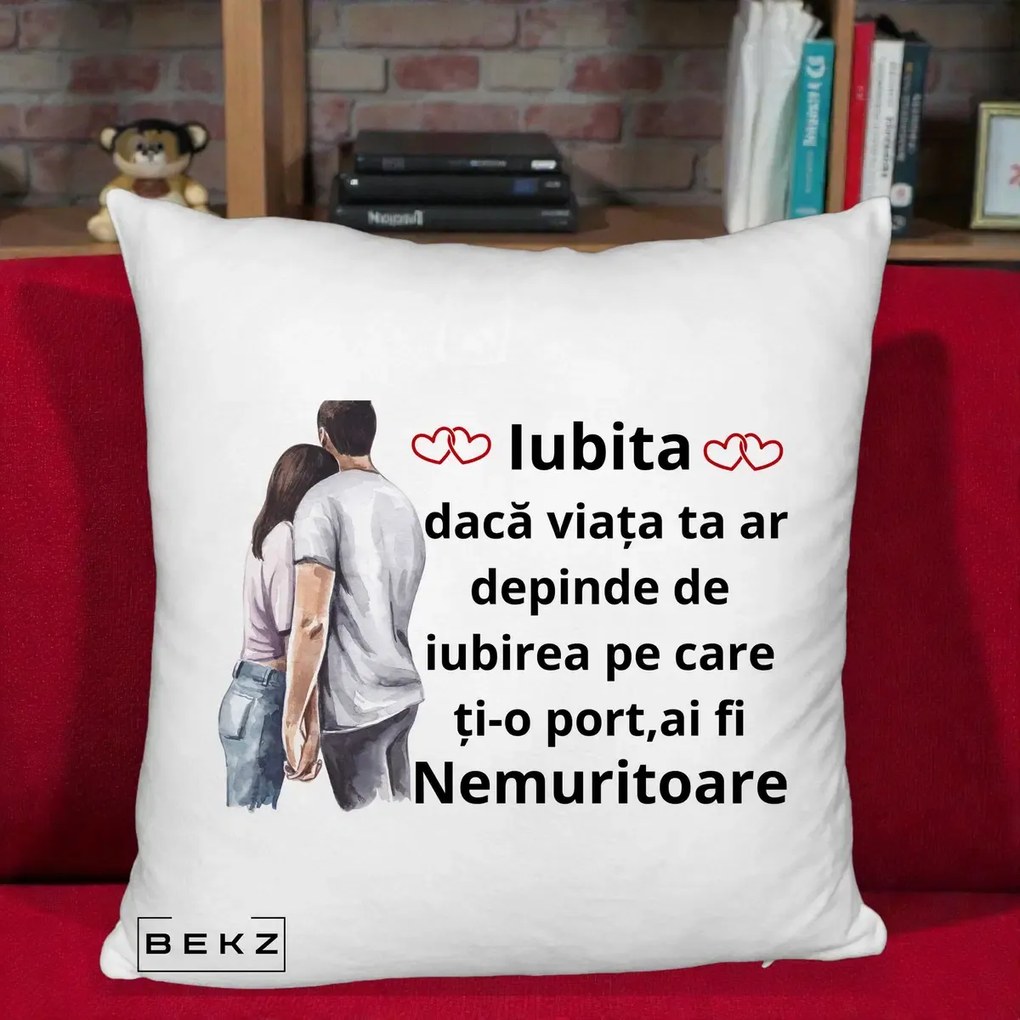 Cadou pentru Iubita - Perna Personalizata Iubita Nemuritoare cu Cuplu Acuarela Roz si Inimi, 40x40 cm, Alb Pufos, Husa Detasabila, Perna Inclusa, BEKZ®