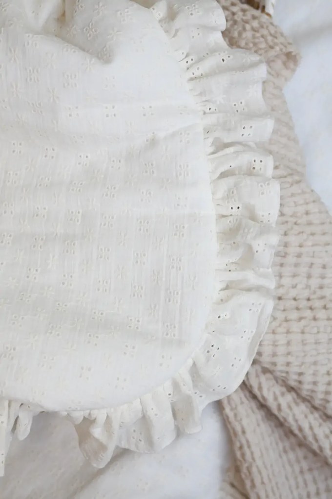 Sac de dormit pana la 9 luni, bumbac brodat Alb cu volanase by BabyLy cu umplutura antialergica BabySoft  , marimea S, 2-2,5 TOG pe tot parcursul anului