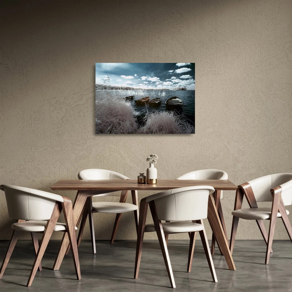 Tablou pe sticlă - Bărci de lemn pe lac (70x50 cm)