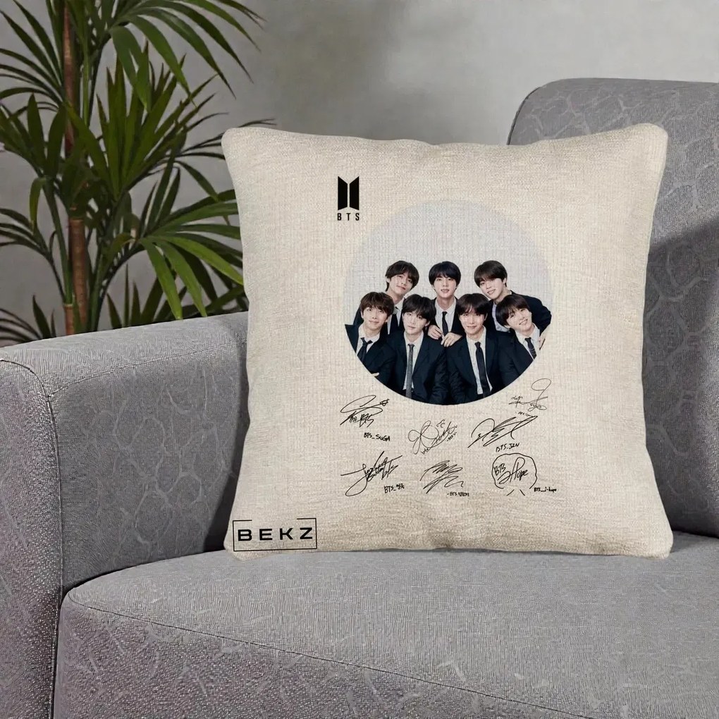 Perna Personalizata K-pop BTS Fotografie Grup Costum Negru si Autografe Cerc, 40x40 cm, Bej Canapea, Husa Detasabila, Perna Inclusa, BEKZ®