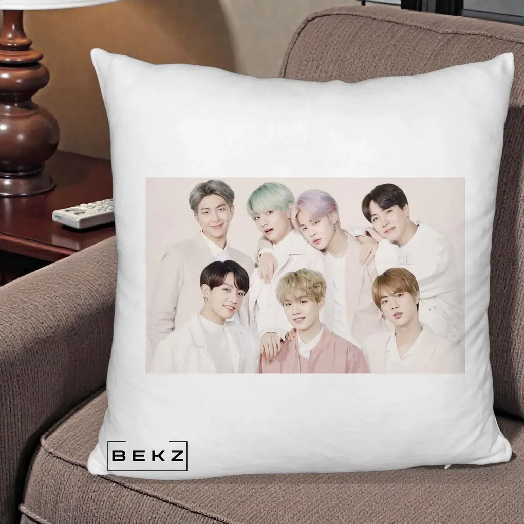 Perna Personalizata K-pop BTS Foto Grup Landscape Pastel, 40x40 cm, Alb Pufos, Husa Detasabila, Perna Inclusa, BEKZ®