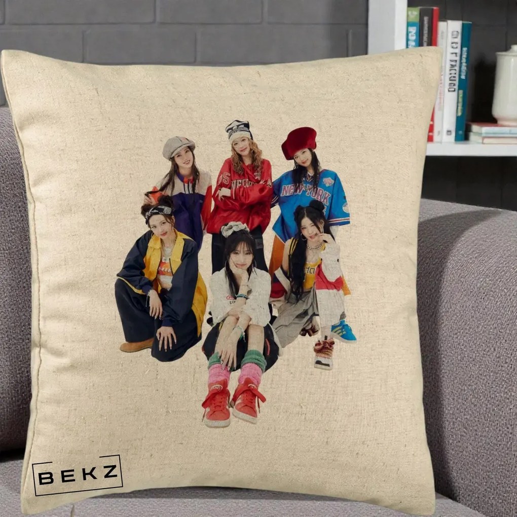 Perna Personalizata Grup K-pop Fete Streetwear Foto, 40x40 cm, Bej, Husa Detasabila, Perna Inclusa, BEKZ®