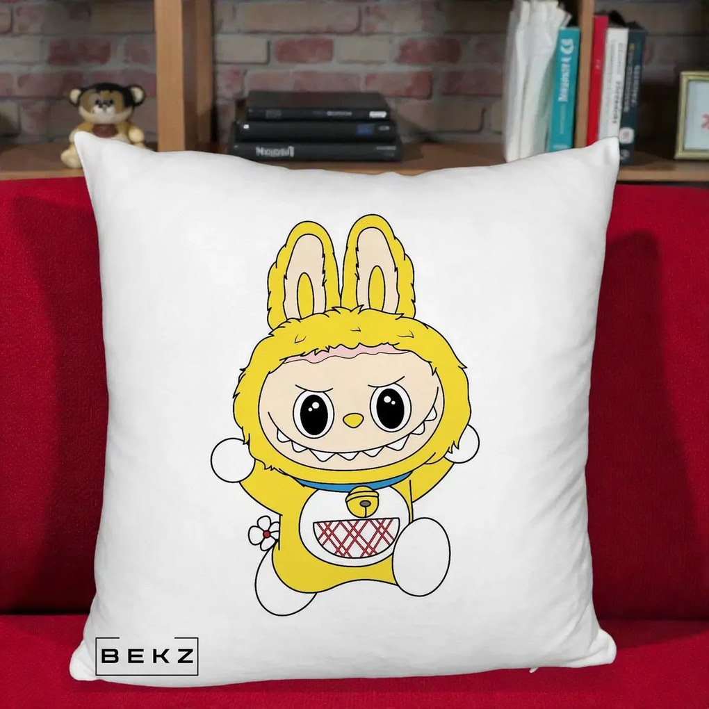 Perna Personalizata Labubu Galben Doraemon, 40x40 cm, Alb Pufos, Husa Detasabila, Perna Inclusa, BEKZ®