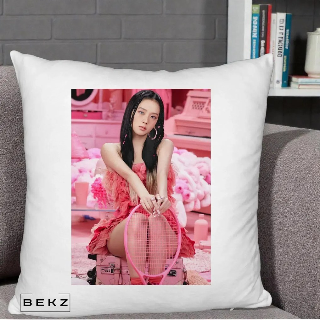 Perna Personalizata K-pop BLACKPINK Jisoo Pink Room, 40x40 cm, Alb Pufos, Husa Detasabila, Perna Inclusa, BEKZ®