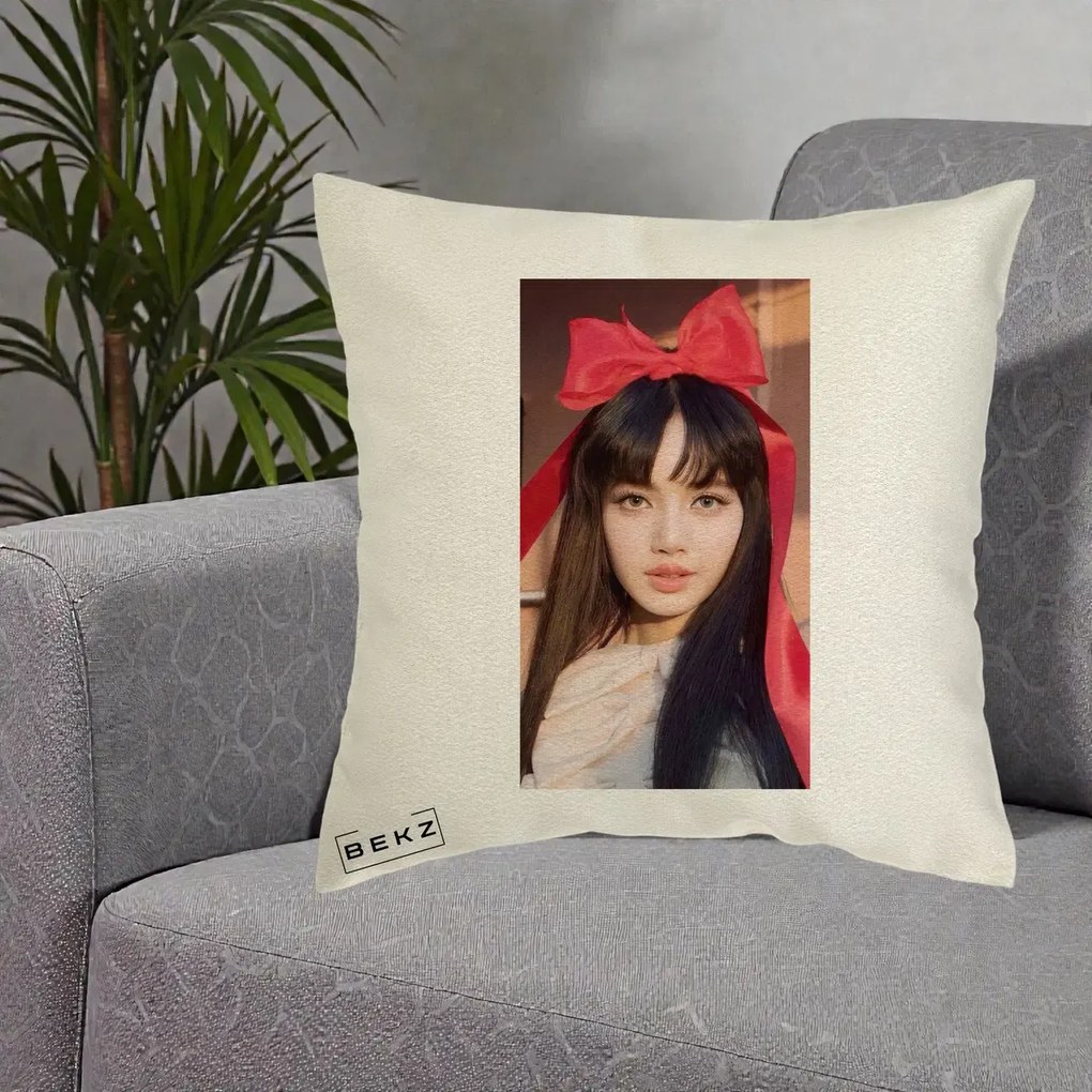 Perna Personalizata K-pop BLACKPINK Rose cu Funda Rosie, 40x40 cm, Ecru, Husa Detasabila, Perna Inclusa, BEKZ®
