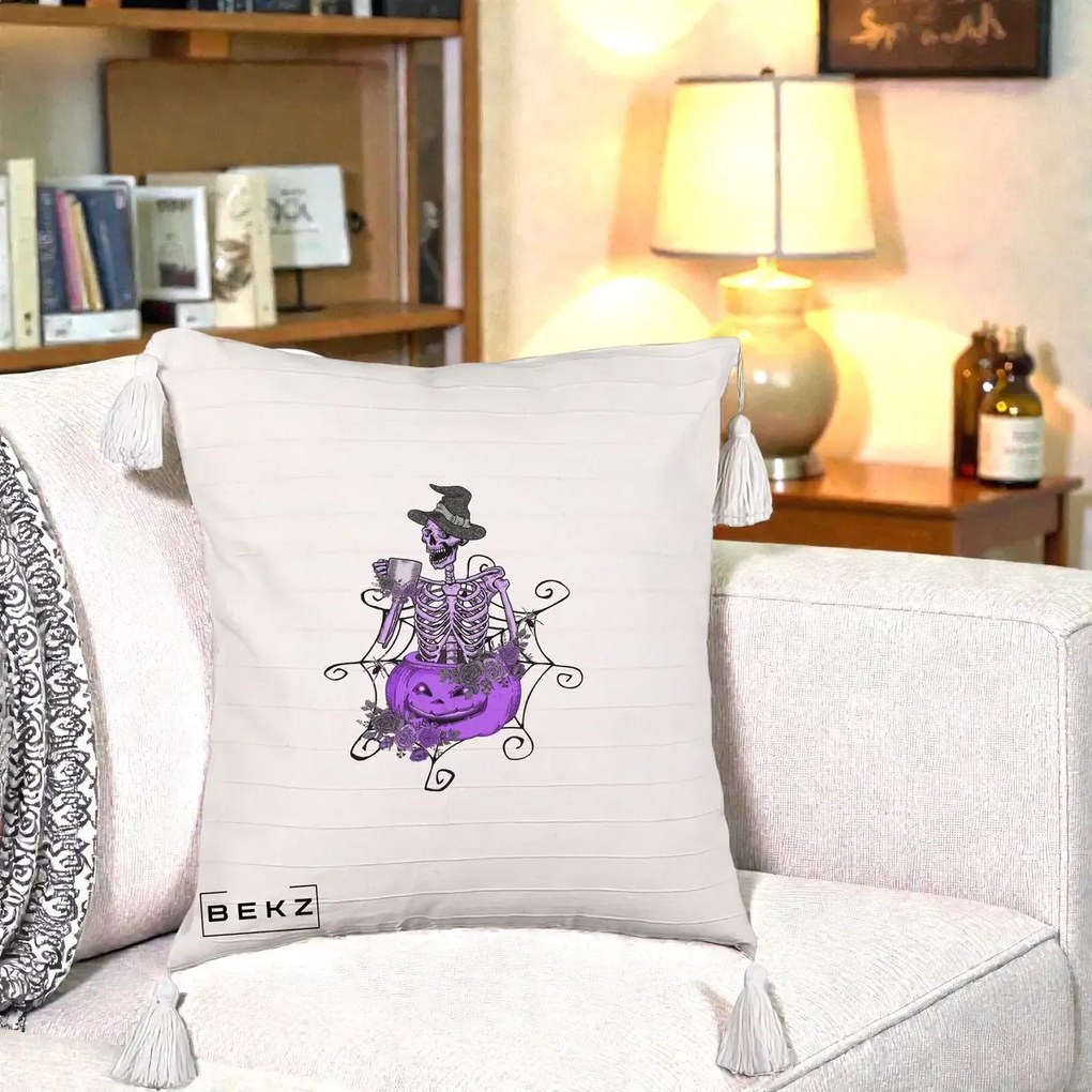 Perna Decorativa Schelet Vrajitor cu Dovleac Violet Halloween, 40x40 cm, Bej cu Franjuri, Husa Detasabila, Perna Inclusa, BEKZ®