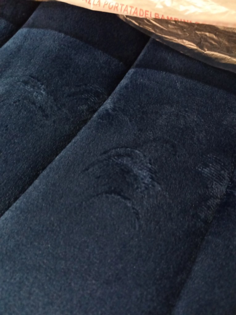 OFERTA Scaun de catifea albastra LAVA cu picioare negre calitatea II