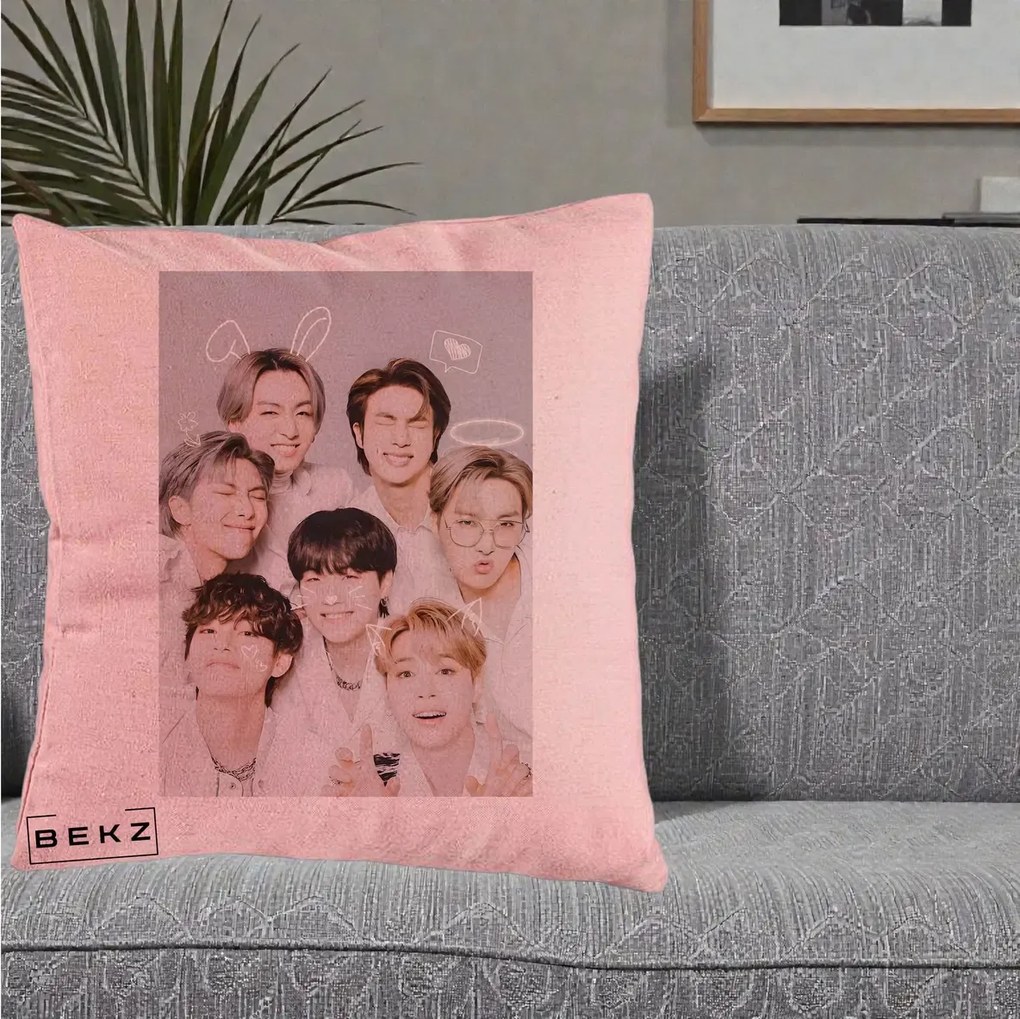Perna Personalizata K-pop BTS Foto Grup Cute cu Animatii si 7 Membrii, 40x40 cm, Roz, Husa Detasabila, Perna Inclusa, BEKZ®