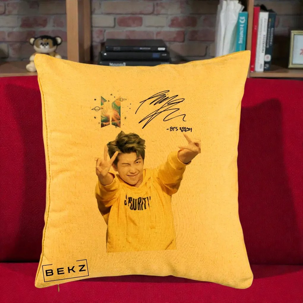 Perna Personalizata K-pop BTS RM Namjoon Hanorac Galben Autograf, 40x40 cm, Galben, Husa Detasabila, Perna Inclusa, BEKZ®