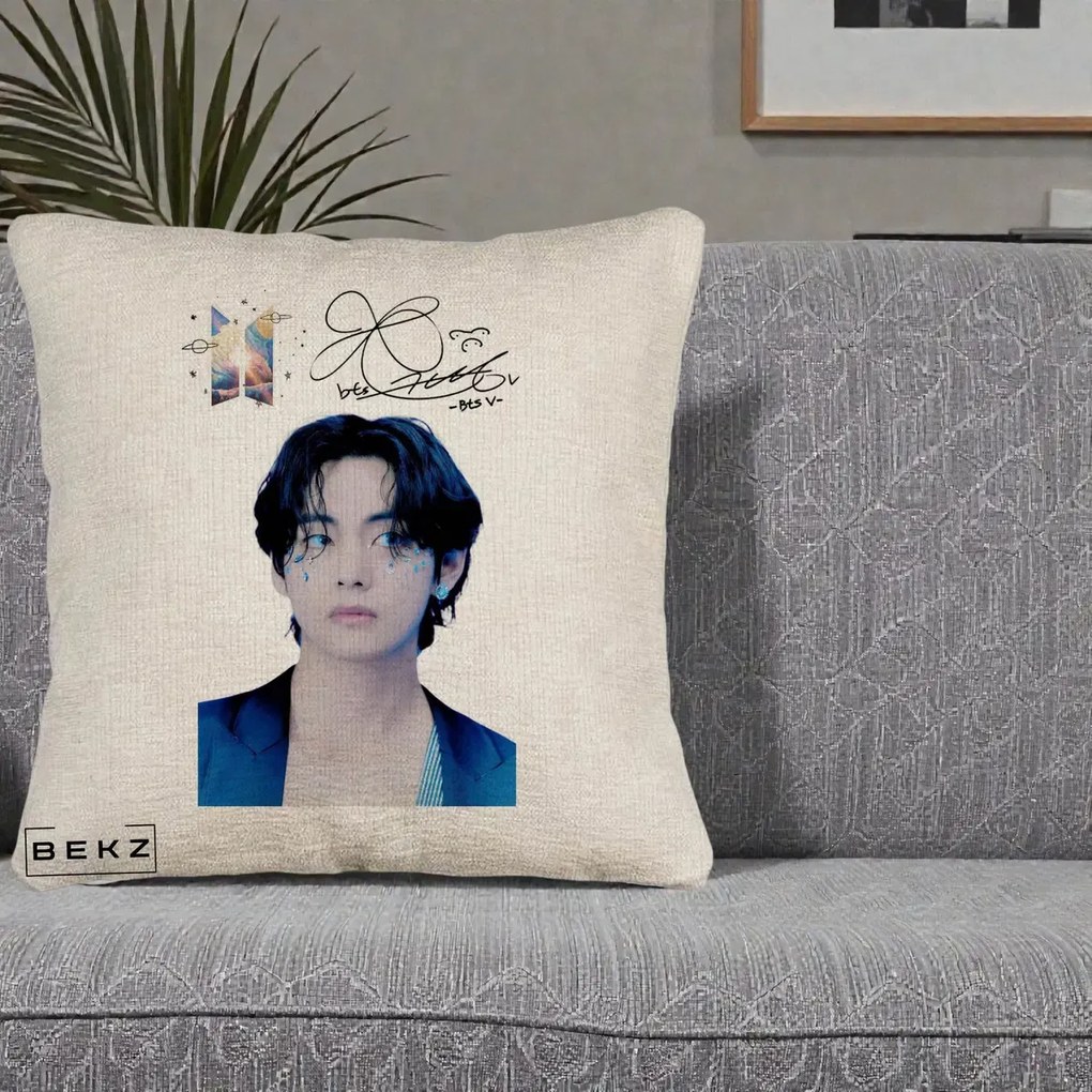 Perna Personalizata K-pop BTS V Taehyung Portret cu Autograf, 40x40 cm, Bej Canapea, Husa Detasabila, Perna Inclusa, BEKZ®