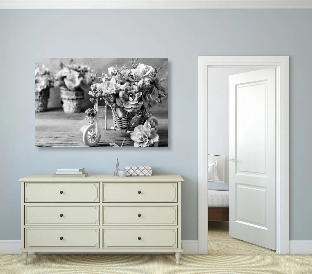 Tablou garoafă roz romantică într-o atingere vintage în design alb-negru