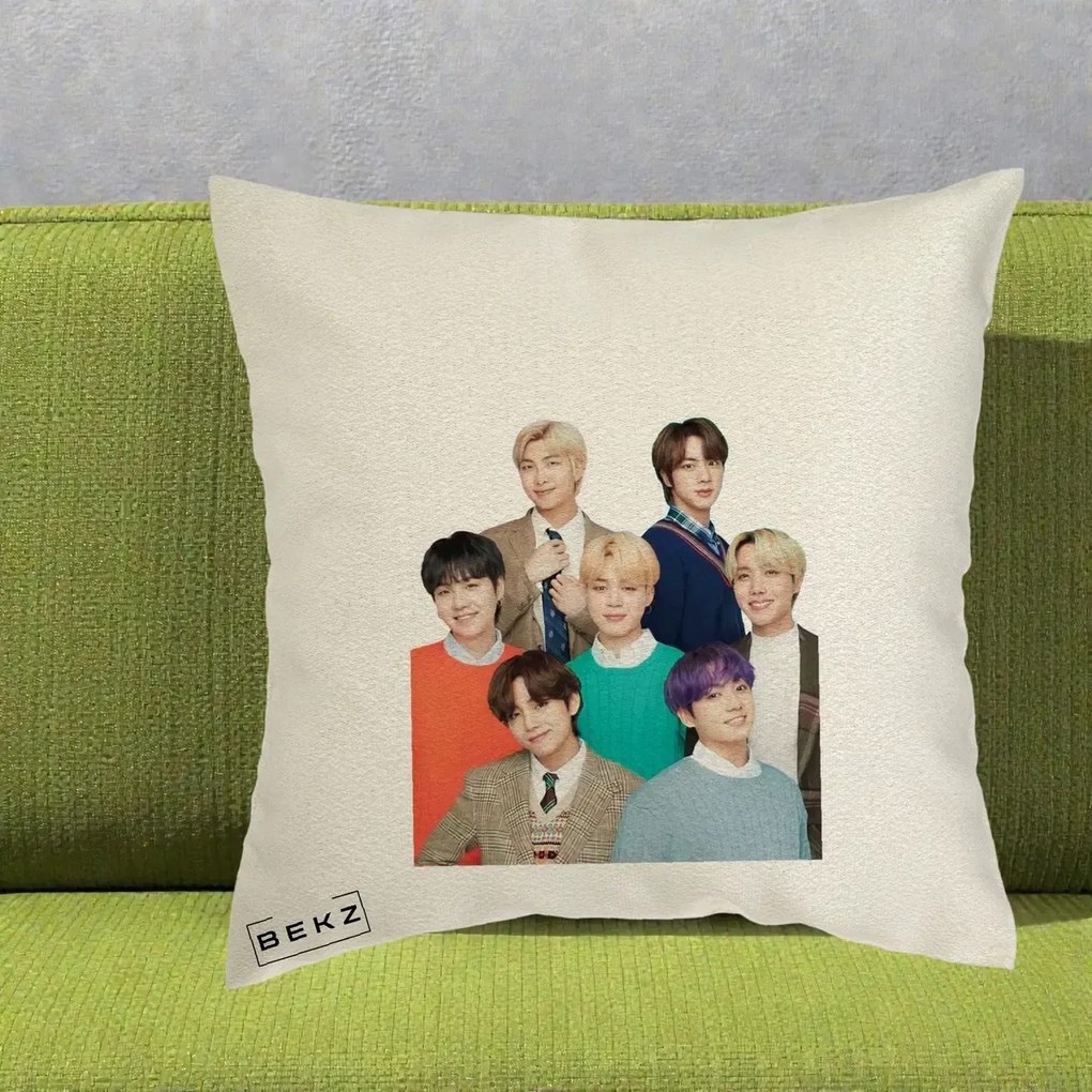 Perna Personalizata K-pop BTS Fotografie Grup Tinute Elegante, 40x40 cm, Ecru, Husa Detasabila, Perna Inclusa, BEKZ®