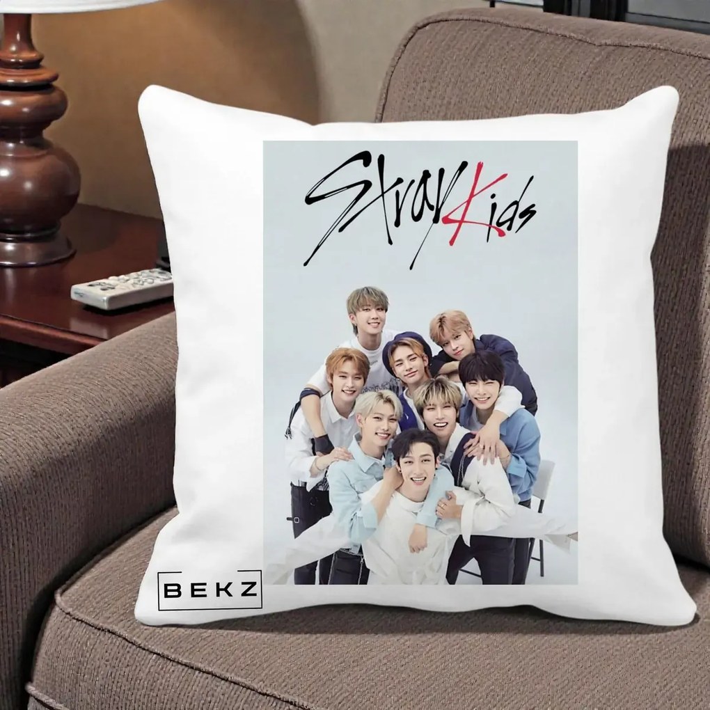 Perna Personalizata K-pop Stray Kids cu Foto Grup Alb-Albastru, 40x40 cm, Alba Mata, Husa Detasabila, Perna Inclusa, BEKZ®
