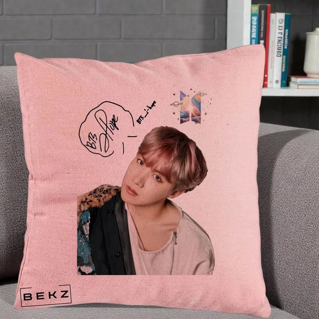 Perna Personalizata K-pop BTS J-Hope Par Roz Autograf, 40x40 cm, Roz, Husa Detasabila, Perna Inclusa, BEKZ®