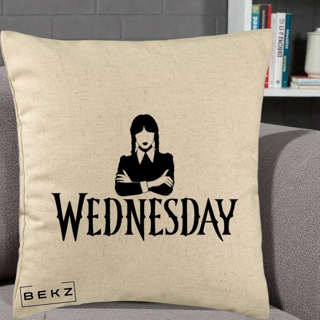 Perna Personalizata Wednesday Addams cu Brate Incrucisate, 40x40 cm, Bej, Husa Detasabila, Perna Inclusa, BEKZ®