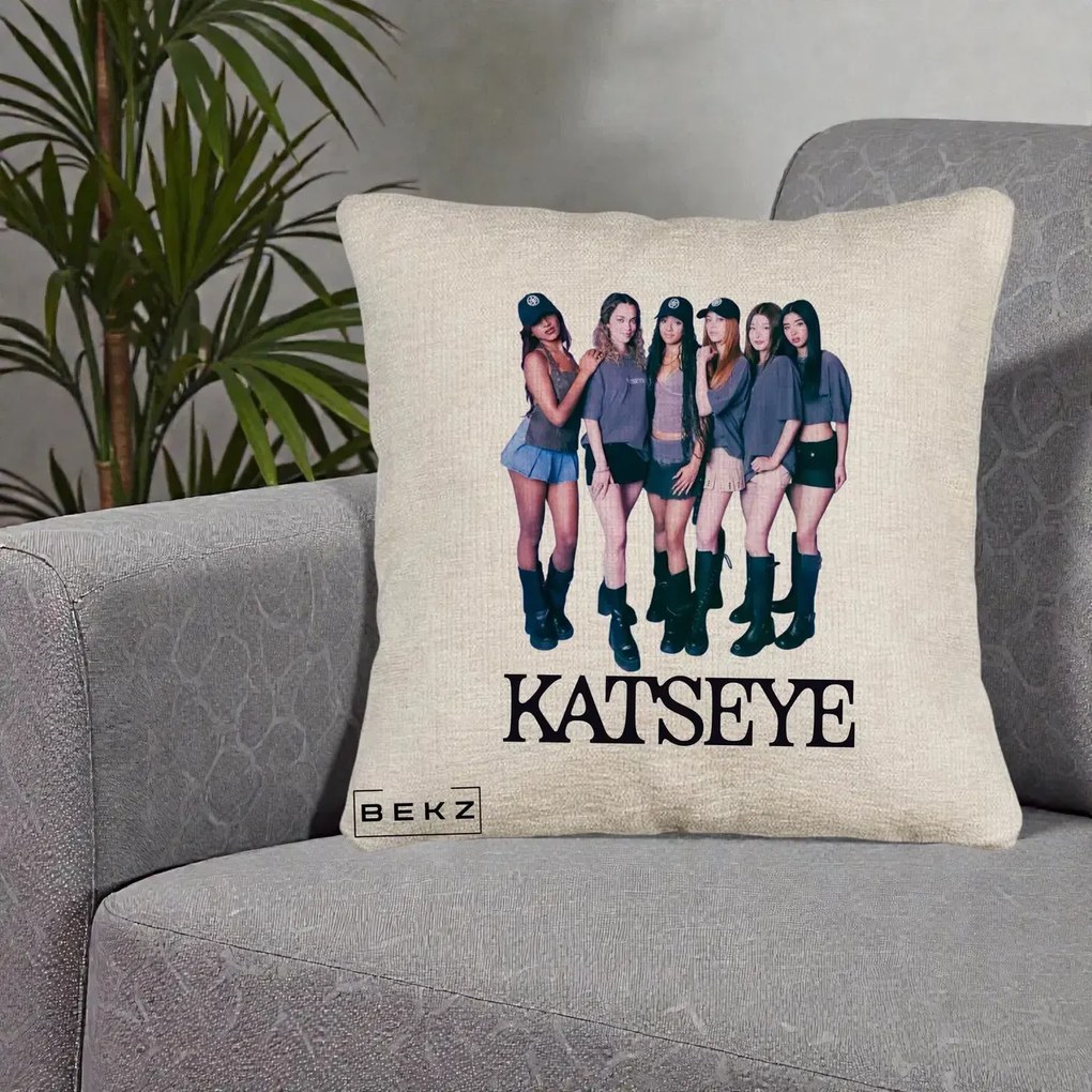 Perna Personalizata K-pop KATSEYE Grup Foto Tinute Gri, 40x40 cm, Bej Canapea, Husa Detasabila, Perna Inclusa, BEKZ®