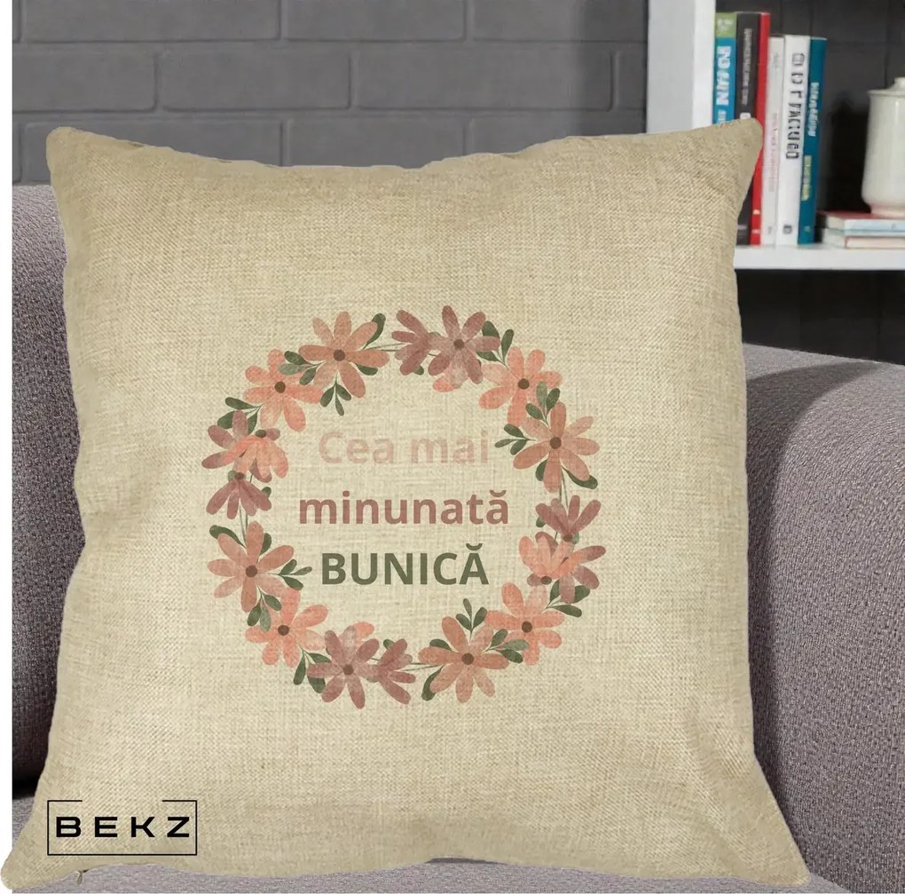 Cadou pentru Bunica - Perna Personalizata Cea Mai Minunata Bunica Coronita Flori Roz, 40x40 cm, Crem, Husa Detasabila, Perna Inclusa, BEKZ®