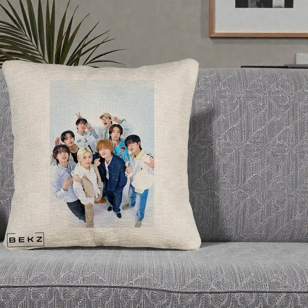 Perna Personalizata K-pop Stray Kids Foto Grup Alb cu 8 Membrii de Sus, 40x40 cm, Bej Canapea, Husa Detasabila, Perna Inclusa, BEKZ®