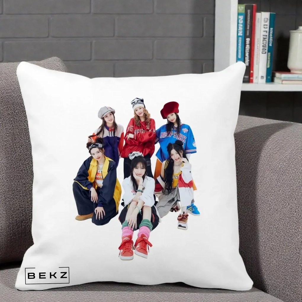 Perna Personalizata Grup K-pop Fete Streetwear Foto, 40x40 cm, Alba Mata, Husa Detasabila, Perna Inclusa, BEKZ®