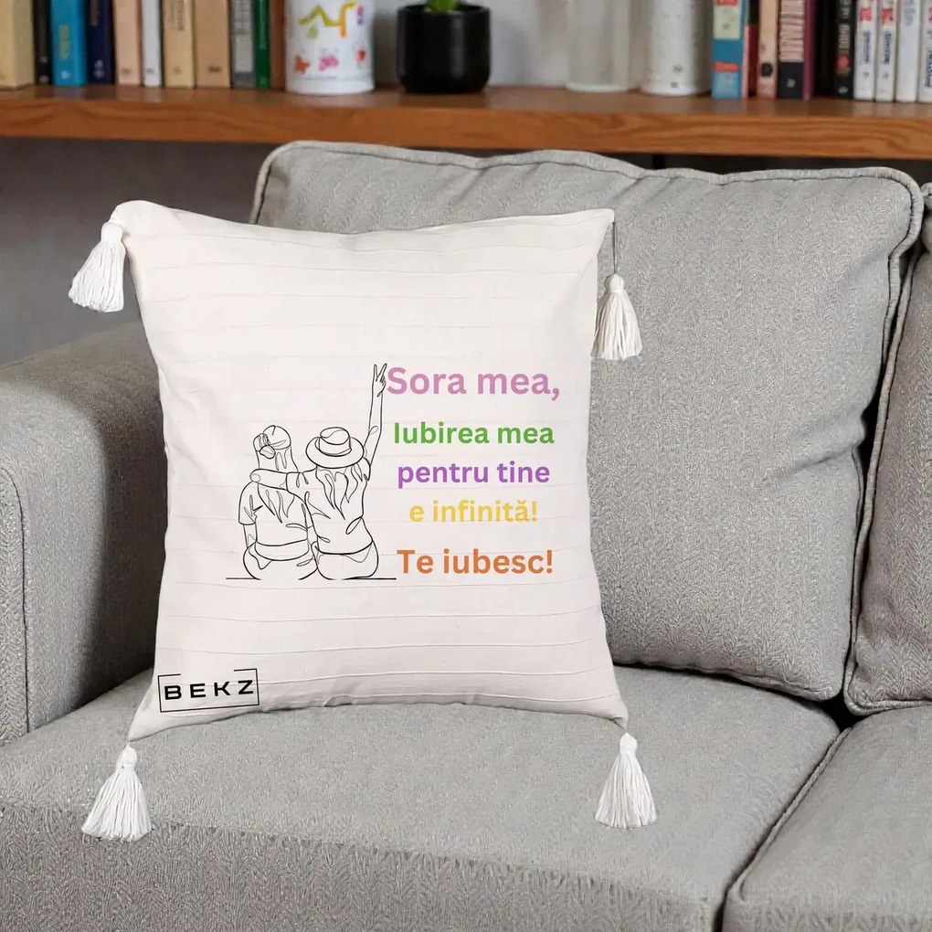Cadou pentru Sora - Perna Personalizata Sora Mea Te Iubesc Doua Fete cu Palarie si Umbrela, 40x40 cm, Bej cu Franjuri, Husa Detasabila, Perna Inclusa, BEKZ®