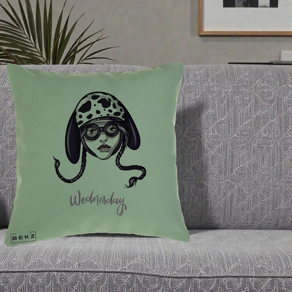 Perna Personalizata Wednesday Addams cu Caine Dalmatian, 40x40 cm, Verde, Husa Detasabila, Perna Inclusa, BEKZ®