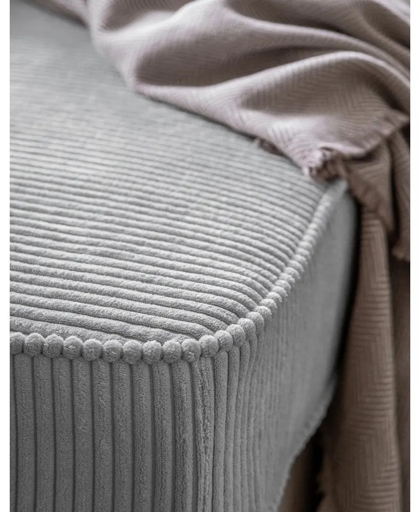 Șezlong gri deschis cu tapițerie din catifea reiată (cu colț pe partea dreaptă) Chic Charlotte – Miuform