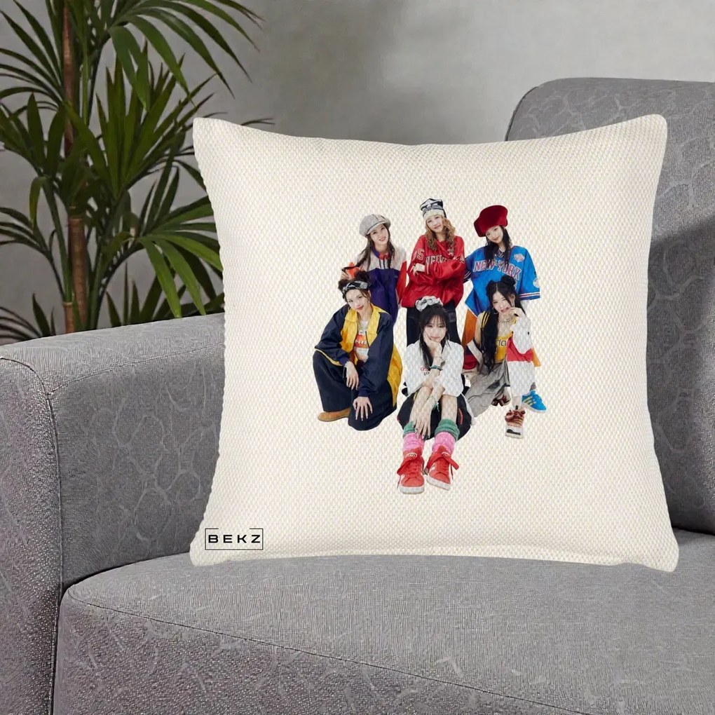 Perna Personalizata Grup K-pop Fete Streetwear Foto, 40x40 cm, Crem Reliefat, Husa Detasabila, Perna Inclusa, BEKZ®