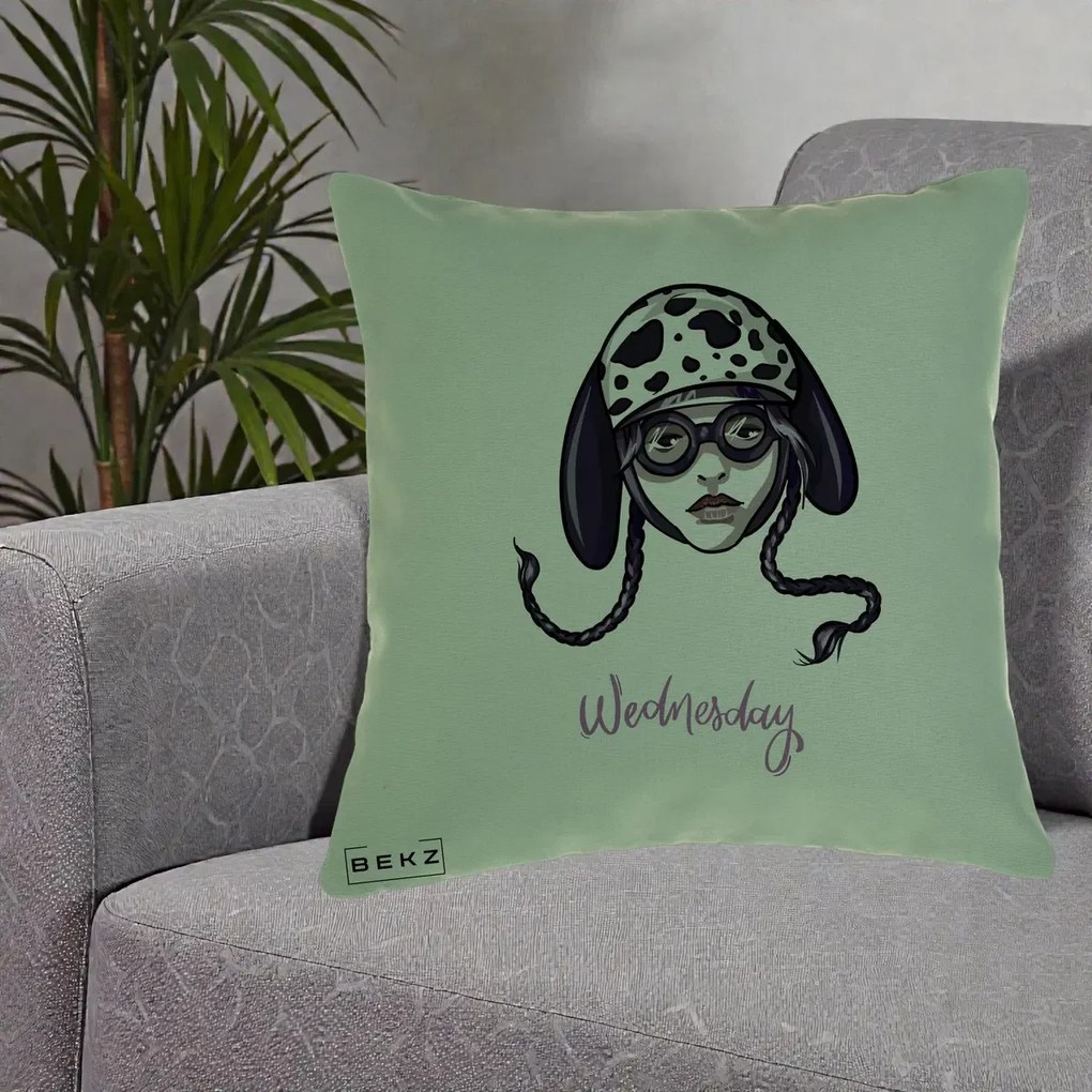 Perna Personalizata Wednesday Addams cu Caine Dalmatian, 40x40 cm, Verde, Husa Detasabila, Perna Inclusa, BEKZ®