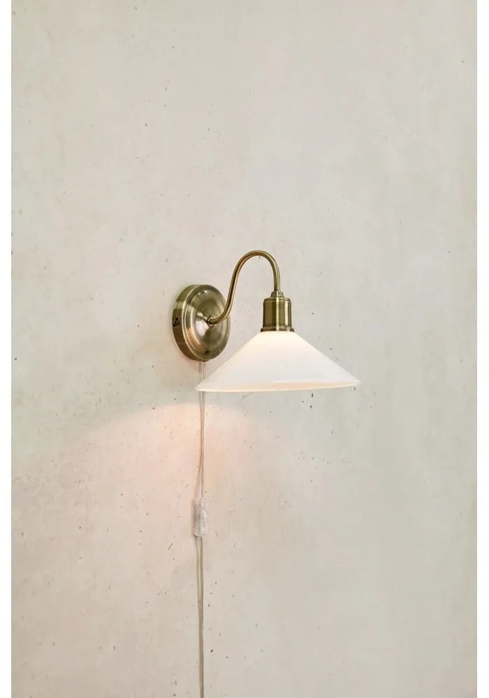 Aplică de perete albă/alămie Vela – Markslöjd