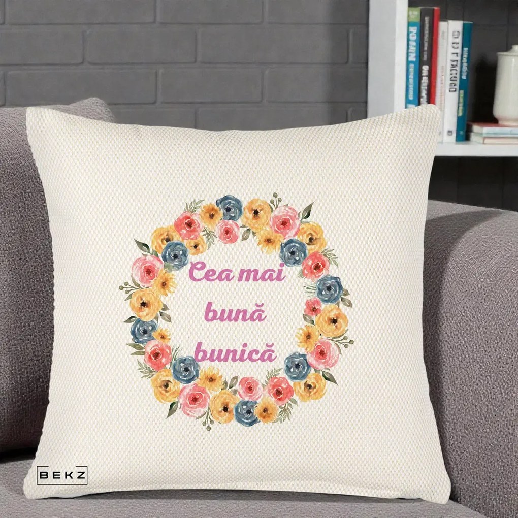 Perna personalizata bunica: Cea mai buna bunica, flori multicolore, 45x45 cm cu Umplutura, Crem Reliefat, BEKZ